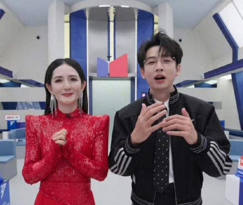 数千万次点击与舆论映射:重构职业素养的边界与自我认知的真相 新闻