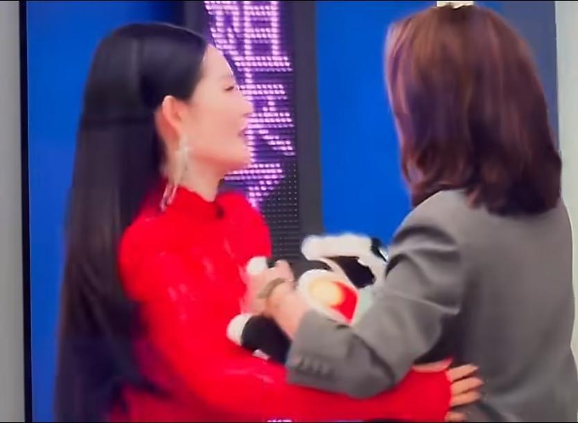 数千万次点击与舆论映射:重构职业素养的边界与自我认知的真相 新闻