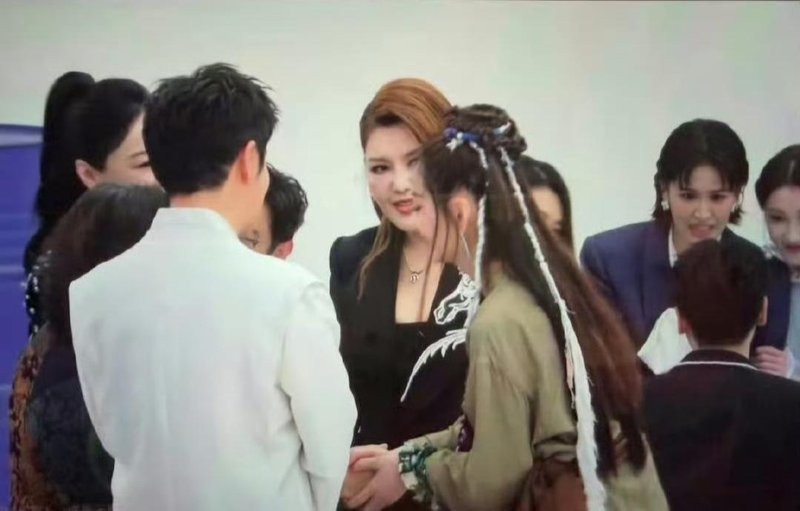 数千万次点击与舆论映射:重构职业素养的边界与自我认知的真相 新闻