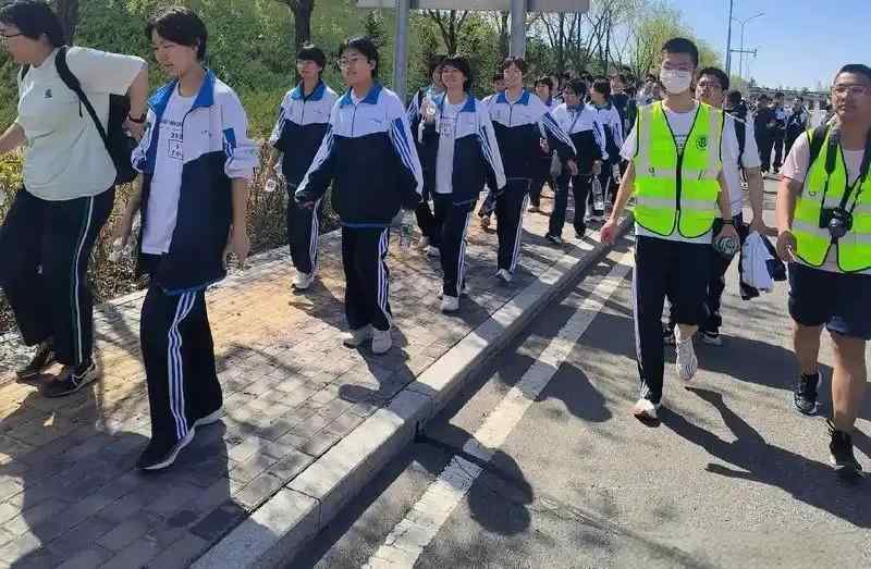 隐匿在校园背后的2026新规:校服强制令升级与维权指南 教育招生