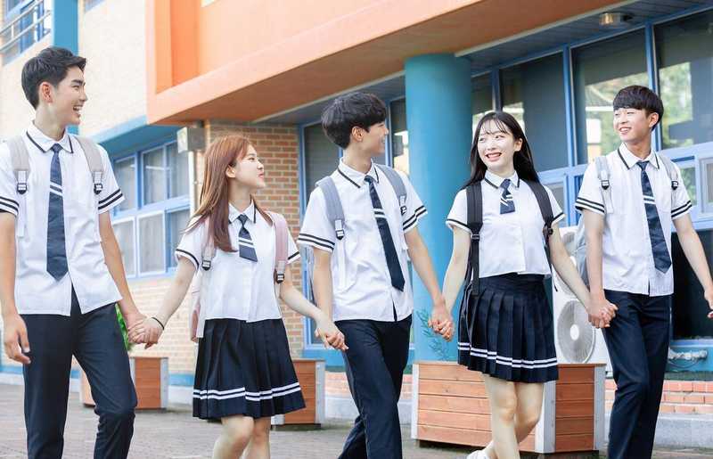 隐匿在校园背后的2026新规:校服强制令升级与维权指南 教育招生