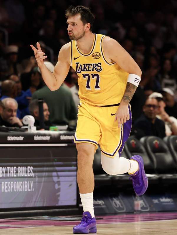  当你惊叹东契奇的神奇时，请回头看看那个男人曾经走过的路 体育新闻