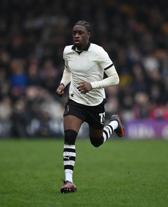  从快递小哥到挑战英超：一位非职业球员的技术淬炼之路 体育新闻