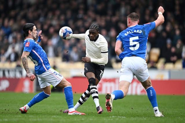  从快递小哥到挑战英超：一位非职业球员的技术淬炼之路 体育新闻