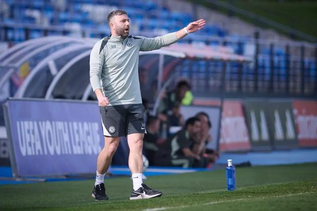  从快递小哥到挑战英超：一位非职业球员的技术淬炼之路 体育新闻