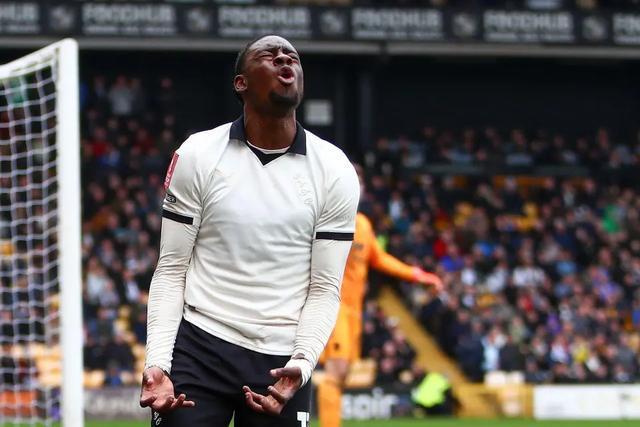  从快递小哥到挑战英超：一位非职业球员的技术淬炼之路 体育新闻