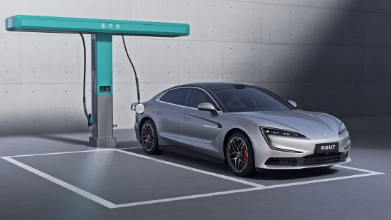  比亚迪仰望旗舰矩阵焕新登场；第二代刀片电池携闪充技术；高端出行迎来全面革新。 汽车科技