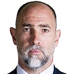  欧冠赛场突发意外，金斯基早早离场；心理专家直言，支持缺失令人意外。 体育新闻