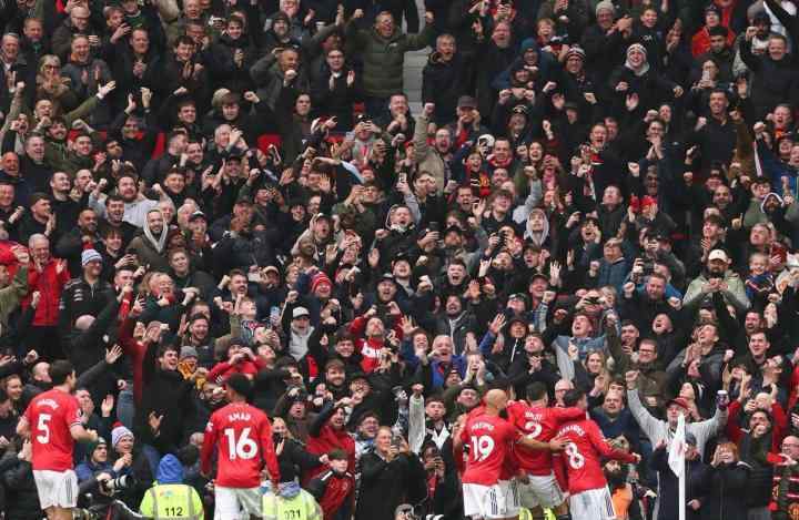  曼联调整座位引发争议，死忠球迷情感难平。 体育新闻