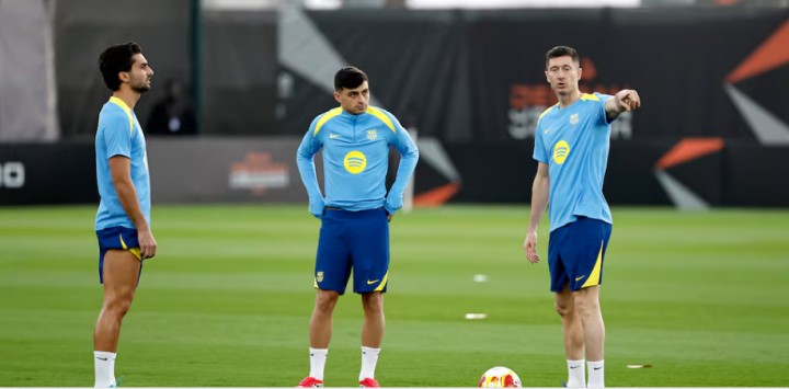  莱万多夫斯基谈巴萨合同现状；波兰前锋强调未来仍有多种可能性。 体育新闻