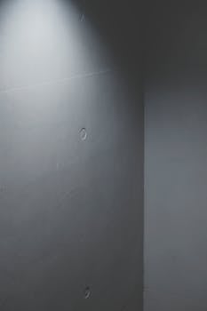  信濠光电完成董事会换届；续聘周旋担任董事会秘书；公司面临经营调整压力。 股票财经