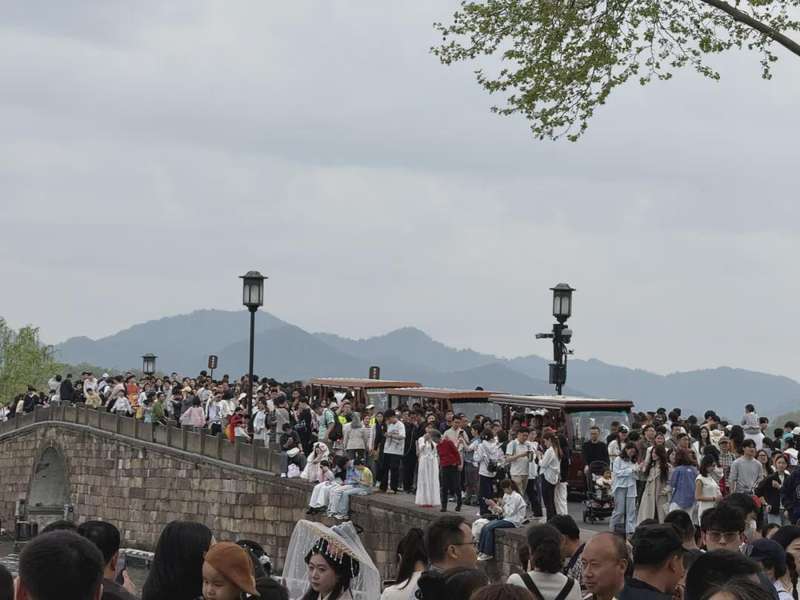 陪拍师经济深度拆解：从西湖爆单看旅游新消费的底层逻辑
